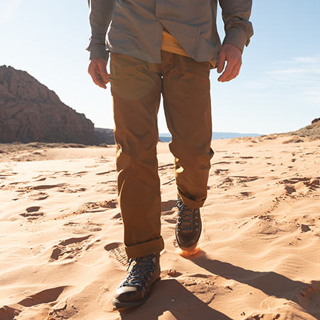 Close up of the Men's Hardwear AP Pant while in sandy desert conditions