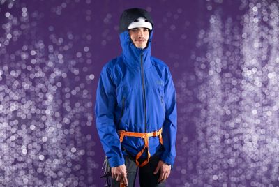 Studio shot of the Men’s Quasar Lite™ 
Gore-Tex Active Jacket in the rain with a brown
 background