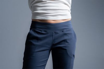 Two secure zip back pockets