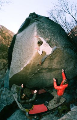 sean faulkner looking comfortable on the tenuous top of ‘wrist rocket’ (v9) in little cottonwood canyon, ut. serena ketcham and toinon Beigné on the spot. 