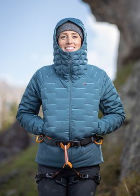 Portrait of MHW athlete Alex Johnson wearing the Women's Stretchdown™ Hybrid Hoodyoutside of Salt Lake City
