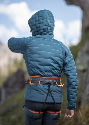 MHW athlete Alex Johnson turned around and stretching while wearing the Women's Stretchdown™ Hybrid Hoodyoutside of Salt Lake City