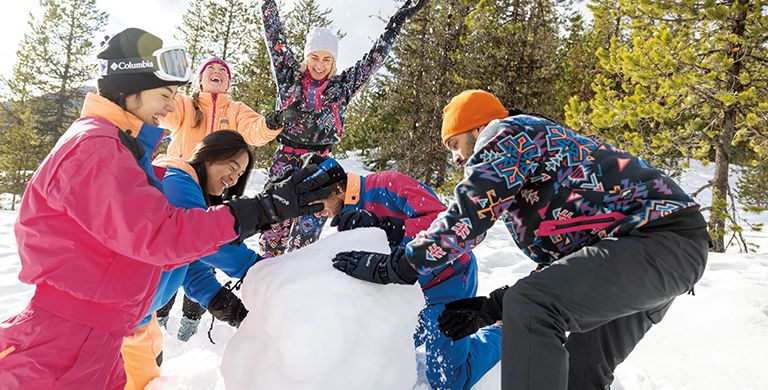 Learn more about Après-Ski, what to wear, and which type of après party best suits your style.