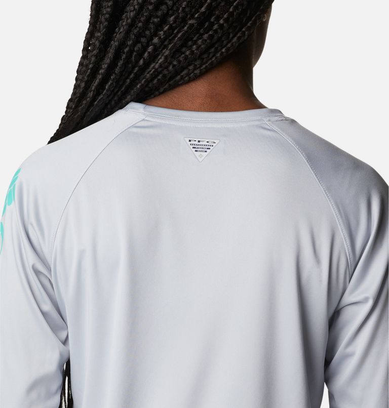 Women’s PFG Tidal Tee II Long Sleeve Shirt, Color: Cirrus Grey, Electric Turquoise Logo