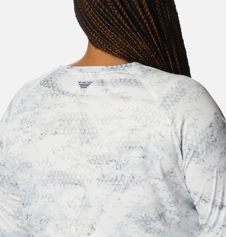 Thumbnail: Women’s PFG Super Tidal Tee II Long Sleeve Shirt - Plus Size, Color: Cool Grey PFG Camo Print, image 5