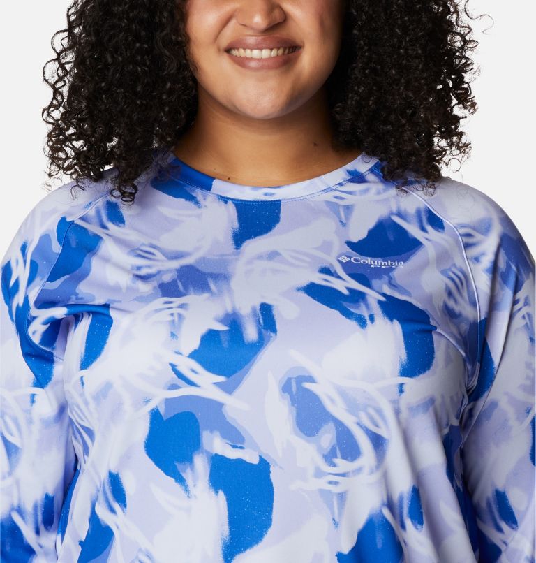 Thumbnail: Women’s PFG Super Tidal Tee II Long Sleeve Shirt - Plus Size, Color: Blue Macaw, Auroras Print, image 4