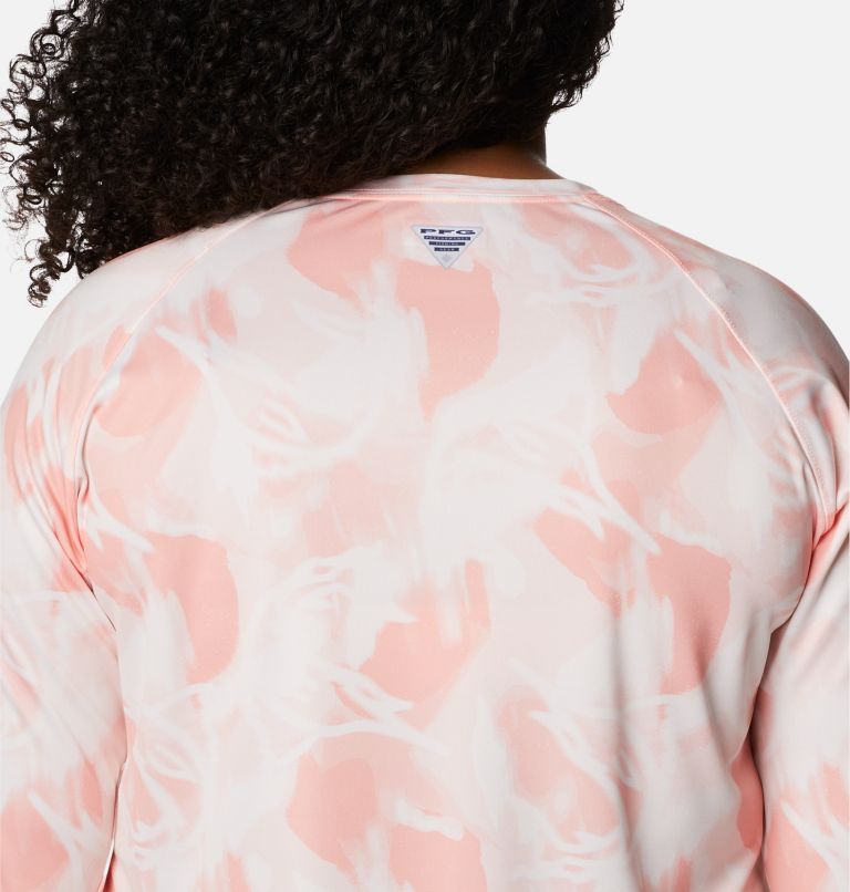 Thumbnail: Women’s PFG Super Tidal Tee II Long Sleeve Shirt - Plus Size, Color: Tiki Pink, Auroras Print, image 5