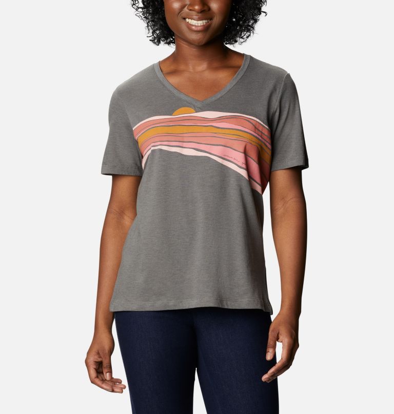 Camiseta casual estampada Bluebird Day para mujer, Color: Charcoal Heather, Striped Hills, image 1