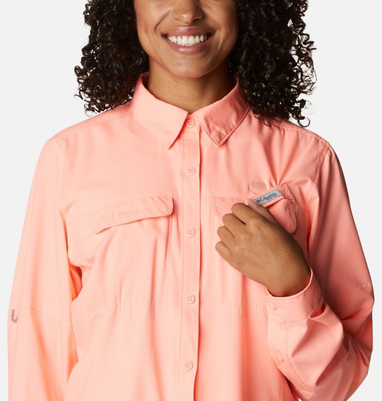 Thumbnail: Women's PFG Skiff Guide Woven Long Sleeve Shirt, Color: Tiki Pink, image 4