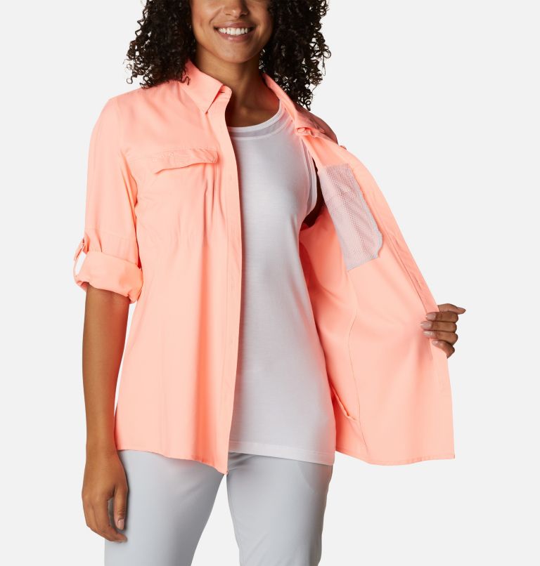 Thumbnail: Women's PFG Skiff Guide Woven Long Sleeve Shirt, Color: Tiki Pink, image 6