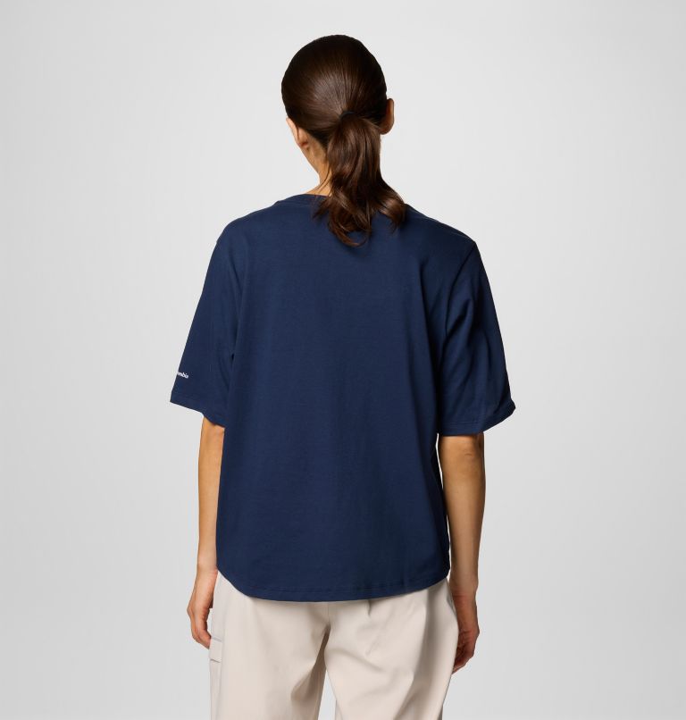 Camiseta holgada North Cascades para mujer, Color: Collegiate Navy, Floral Emblem, image 2