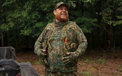 Luke Combs, dons the Columbia Luke Combs Turkey Hunting Vest with its purpose-built pockets, paired with the Collection’s hoody, neck gaiter, pants and ball. The Mossy Oak Greenleaf camo print helps Combs blend into the surroundings.