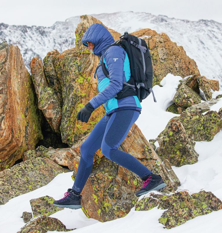 Una foto de unas zapatillas de trail running y una mochila de