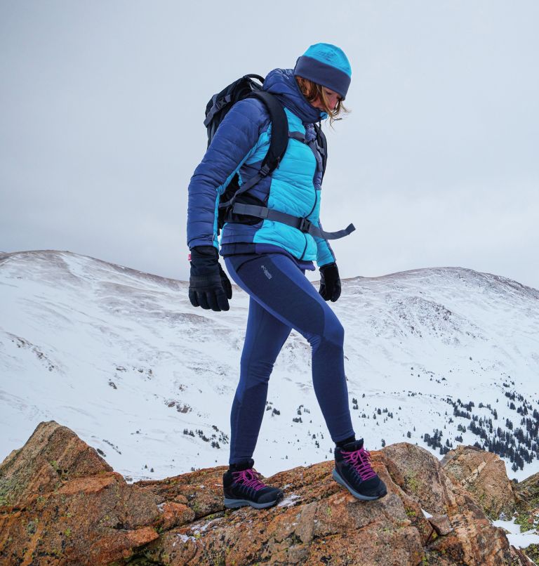 Mujer De Senderismo En El Hermoso Sendero De Montaña. Trekking Y  Excursionismo En Las Montañas. Concepto Sano De Aventura Al Aire Libre  Estilo De Vida. Fotos, retratos, imágenes y fotografía de archivo