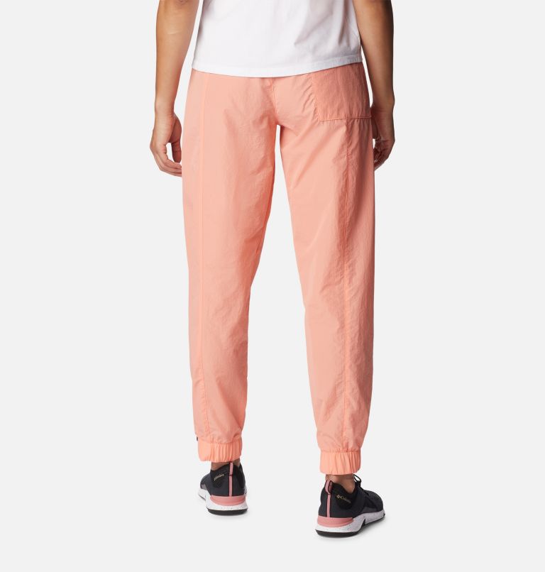 Pantalón deportivo Boundless Trek para mujer, Color: Summer Peach, image 2
