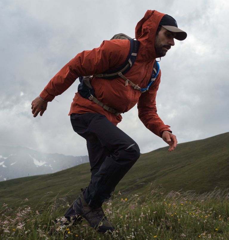 Hombre con chaqueta deportiva paisaje invierno trekking / chaqueta