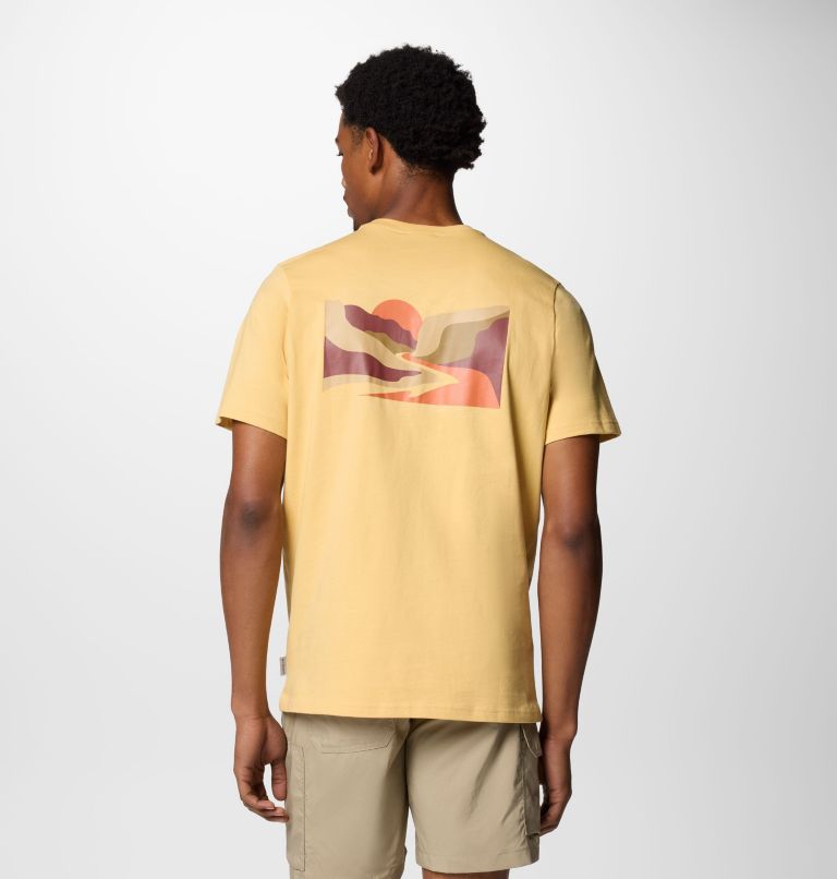 Camiseta con estampado en la espalda Explorers Canyon para hombre, Color: Sand Dune, Trailscape, image 1