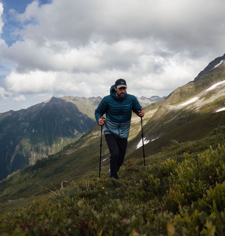 Hombre con chaqueta deportiva paisaje invierno trekking / chaqueta