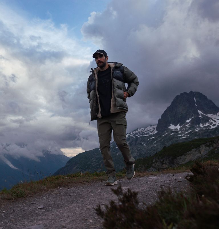 Hombre con chaqueta deportiva paisaje invierno trekking / chaqueta