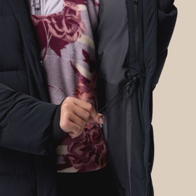 Model adjusting adjusting interior drawcord waist.