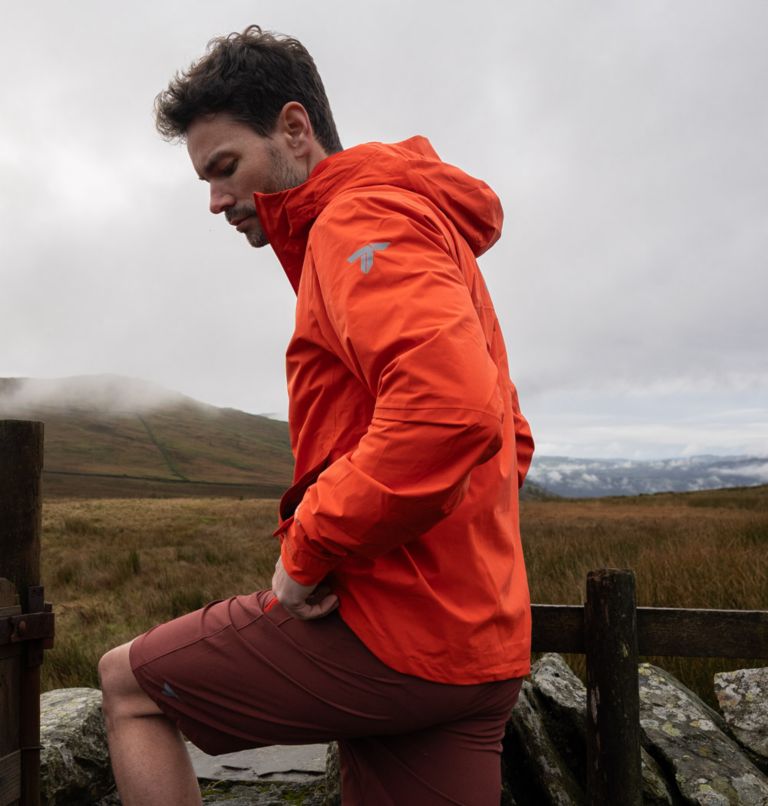 Hombre con chaqueta deportiva paisaje invierno trekking / chaqueta