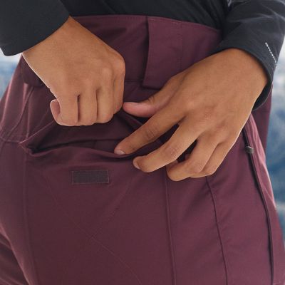 Model adjusting back pocket.