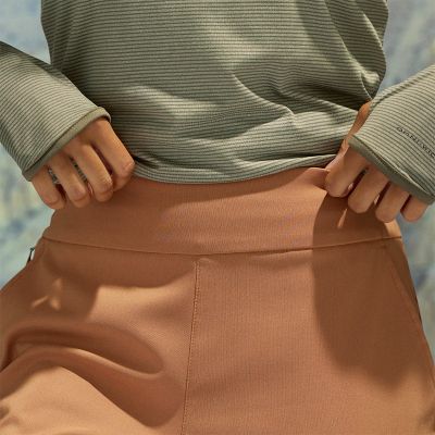 Close-up of the elastic waistband