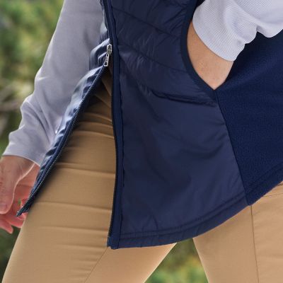 Model moving with ease thanks to the 2-way zipper.