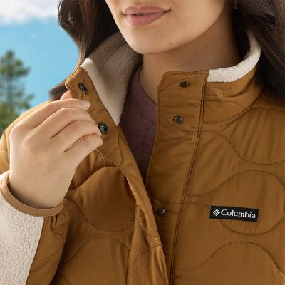 Close-up of model opening the front snaps on their jacket and showing off their fleece-lined collar.