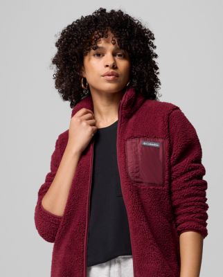 ⁨Woman wearing a teal fleece jacket.