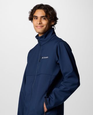⁨Woman wearing a navy softshell jacket.