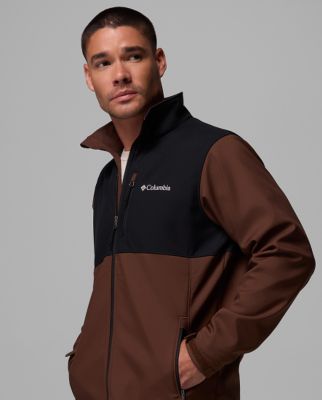 ⁨Woman wearing a navy softshell jacket.