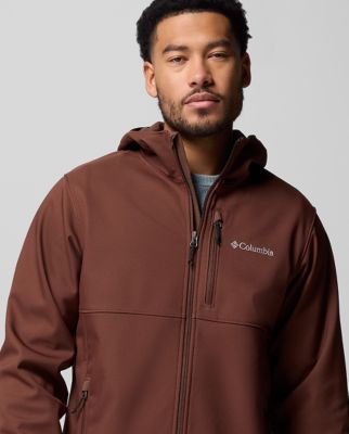 ⁨Man wearing a black softshell jacket.