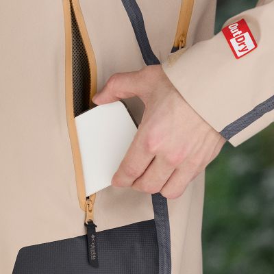 Close up of the PU coated zipping pockets