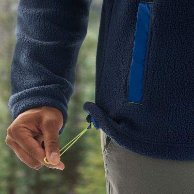 Model adjusting drawcord on the hem.