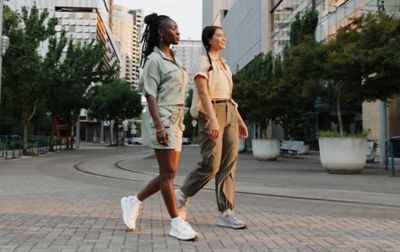 Deux femmes portant la collection Columbia Sportswear Everyday Outdoor se promenant dans le centre-ville.