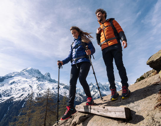 Un homme et une femme qui randonnent dans les Alpes