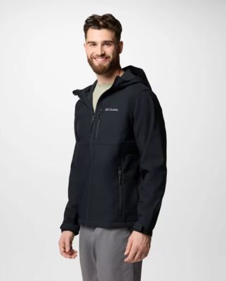 ⁨Man wearing a black softshell jacket.