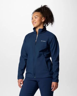 ⁨Woman wearing a navy softshell jacket.