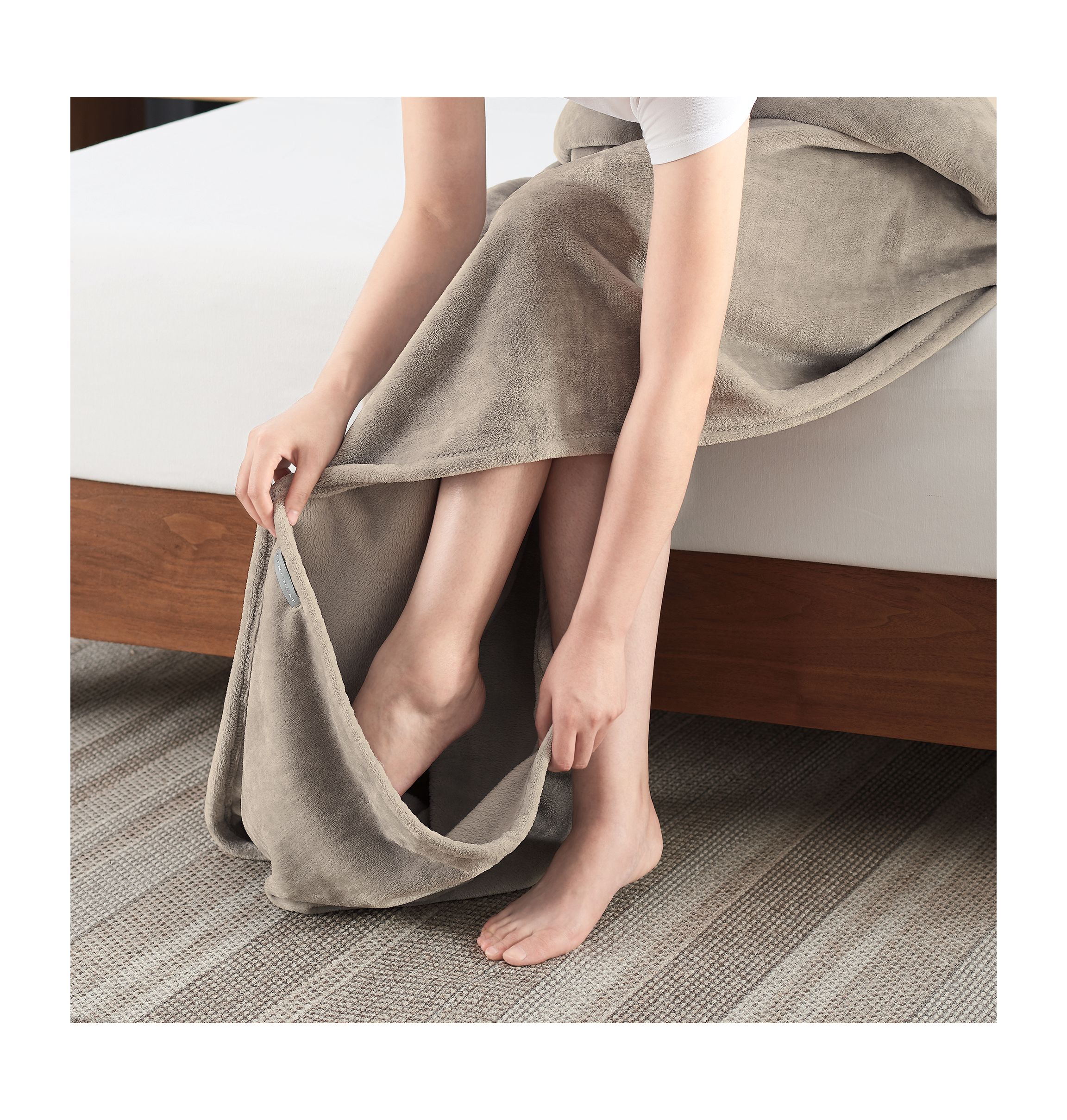 Columbia Plush Footed Throw Blanket. 6